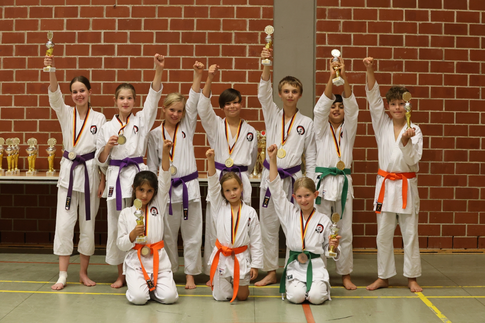 Das erfolgreiche Team des Kyotokan zeigt stolz die auf der Norddeutschen Meisterschaft 2023 erkämpften Trophäen